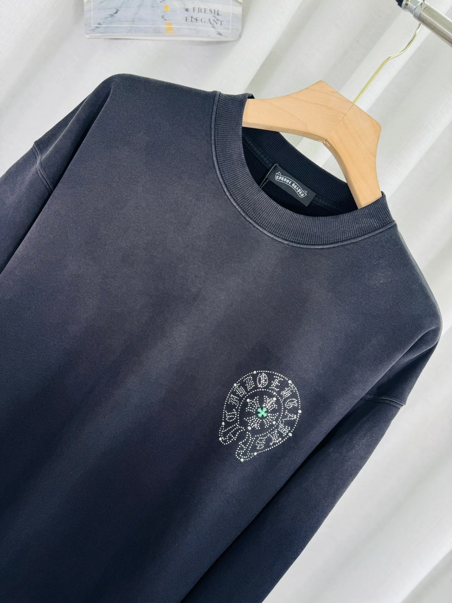 P290 top version, real shot without P, ​​different from market currency) 𝗖𝗵𝗿𝗼𝗺𝗲 𝗛𝗲𝗮𝗿𝘁𝘀/Croxin 2025 Autumn and Winter New Original Single Counter American 3D Rivets and Stickers Couple Casual Sweater 👑The highest version! Customized fabric 430g tripe terry fabric! American-style pickled and distressed original fabric, laser-burned flowers, rivets and diamonds, exquisite embroidery of letters! The best-selling model in the counter, very comfortable to wear. Accessories: original molded and authenticated collar label➕100% silk wash label. Genuine purchase-grade original hangtag➕matching hanging rope➕3D hanging beads➕original packaging bag. Craftsmanship: The original version has consistent wiring! The highest version of the armhole matching technique! Color: Pink Black Green Purple Size: S M L XL Style Number: 25-375